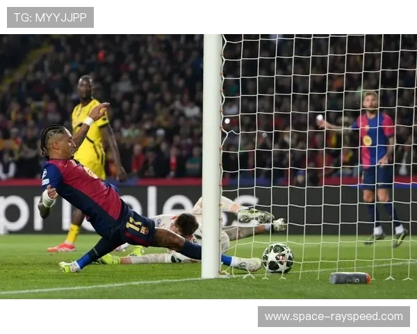 终场哨响，巴萨球员库巴西低头离场，榜首易主已成定局